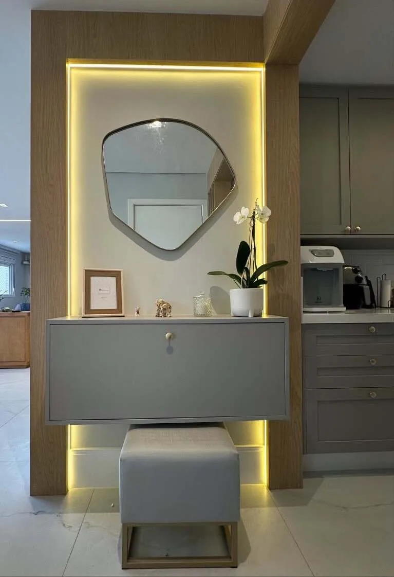 Painel planejado com espelho orgânico e iluminação indireta